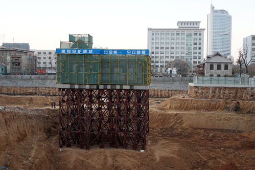济南市区建筑工地现空中楼阁，安全许可引争议
